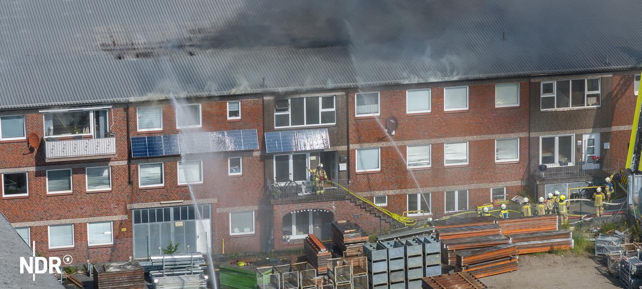 Einsatzkräfte der Feuerwehr löschen ein Feuer in Quickborn. | News5 Einsatzkräfte der Feuerwehr löschen ein Feuer in Quickborn.