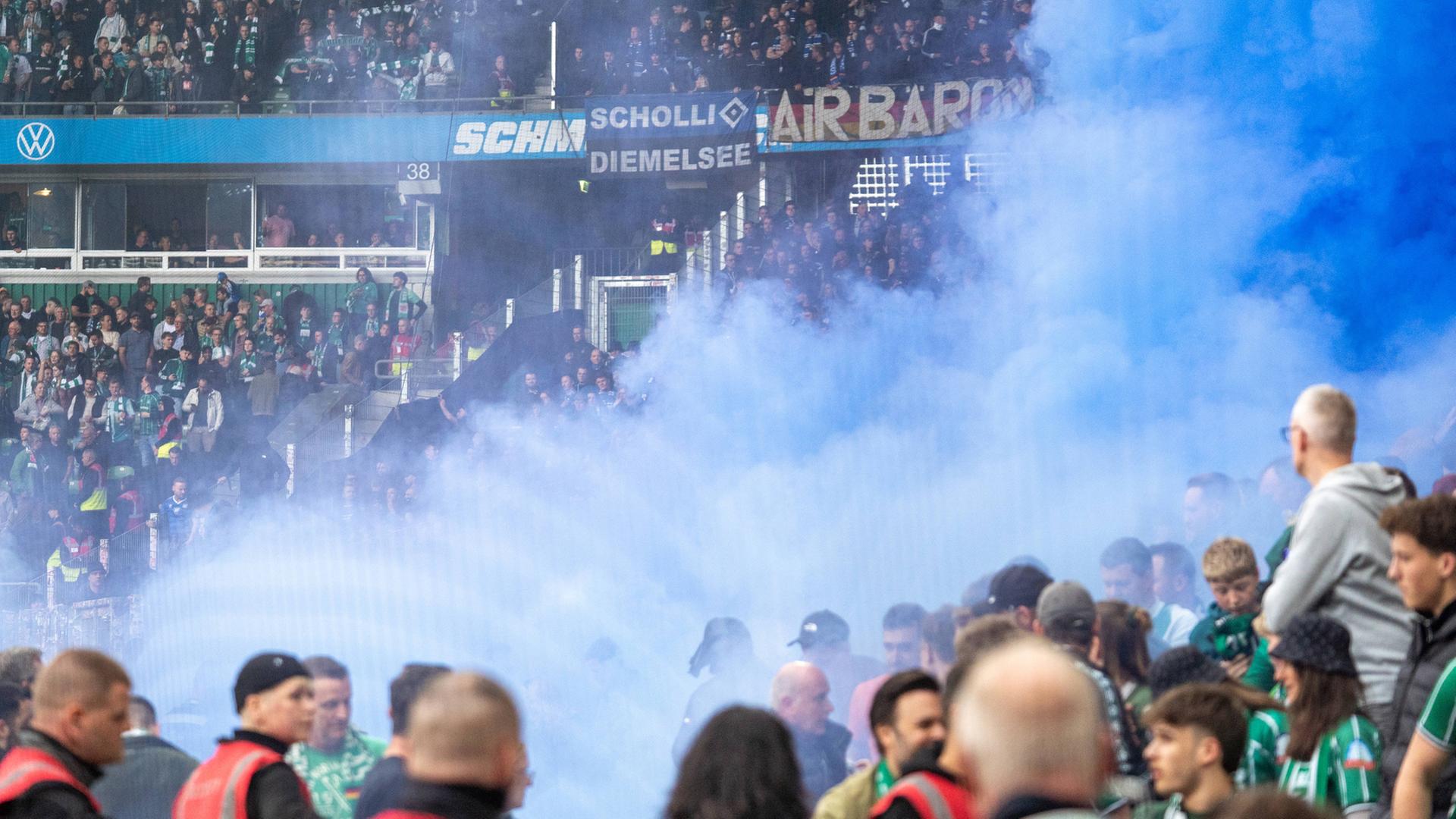 HSV-Fans schießen nach der Derby-Niederlage Leichtraketen in den Werder-Fanblock | IMAGO/STEINSIEK.CH