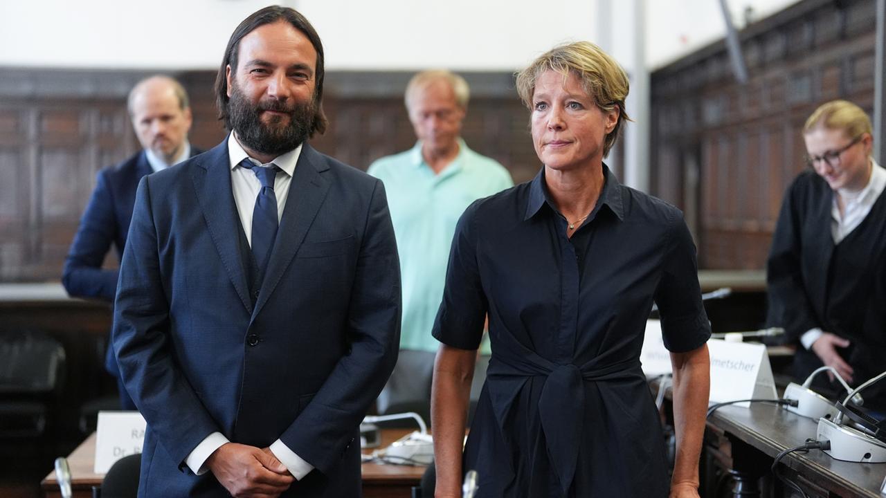 Christina Block steht neben ihrem Anwalt im Gerichtssaal in Hamburg.