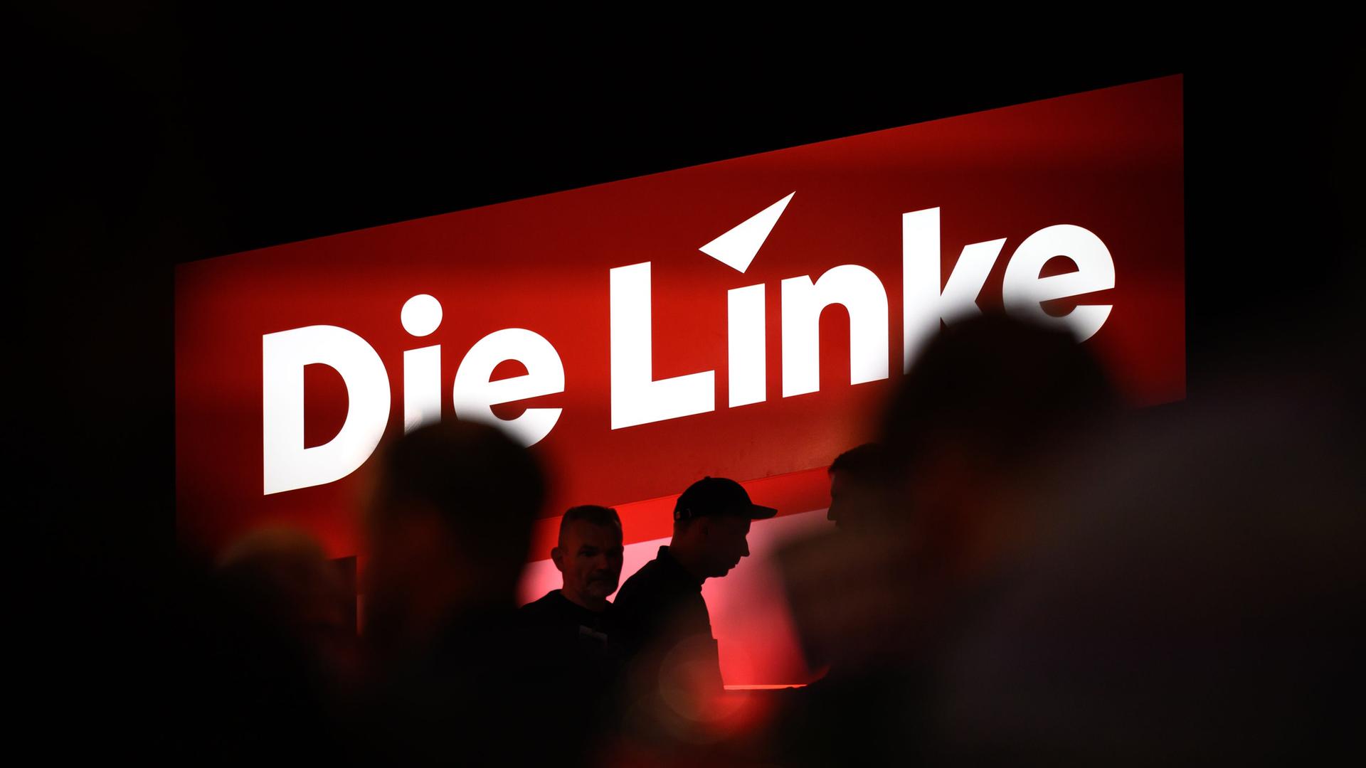 Delegierte sitzen auf dem Bundesparteitag unter dem Logo der Partei Die Linke. | dpa, Hendrik Schmidt