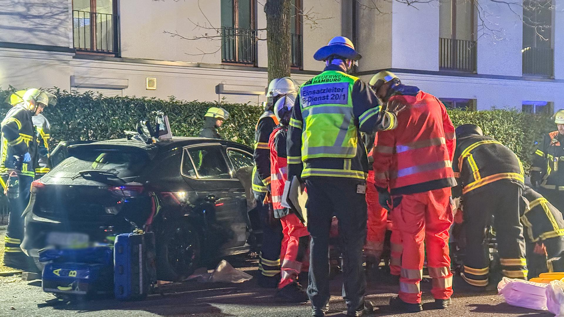 Junger Autofahrer rast in Hamburg gegen Baum – drei Verletzte