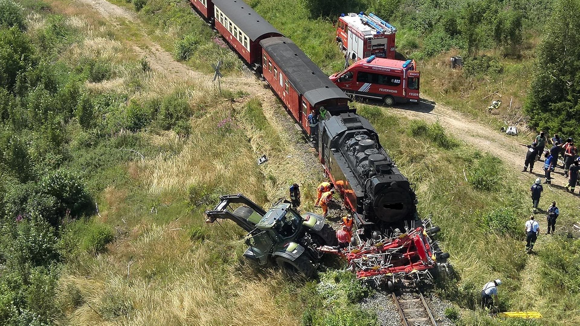 Lok der Harzer Schmalspurbahn vor dem Trecker-Gespann. Im Hintergrund Feuerwehr. | Polizei Sachsen-Anhalt | Polizeiinspektion Magdeburg
