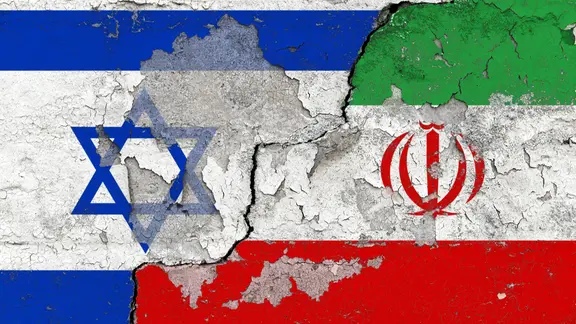 Die Nationalflaggen vom Staat Israel und der Islamischen Republik Iran auf einer Wand mit aufgeplatzter Farbe und einem schraegen, dicken Riss.