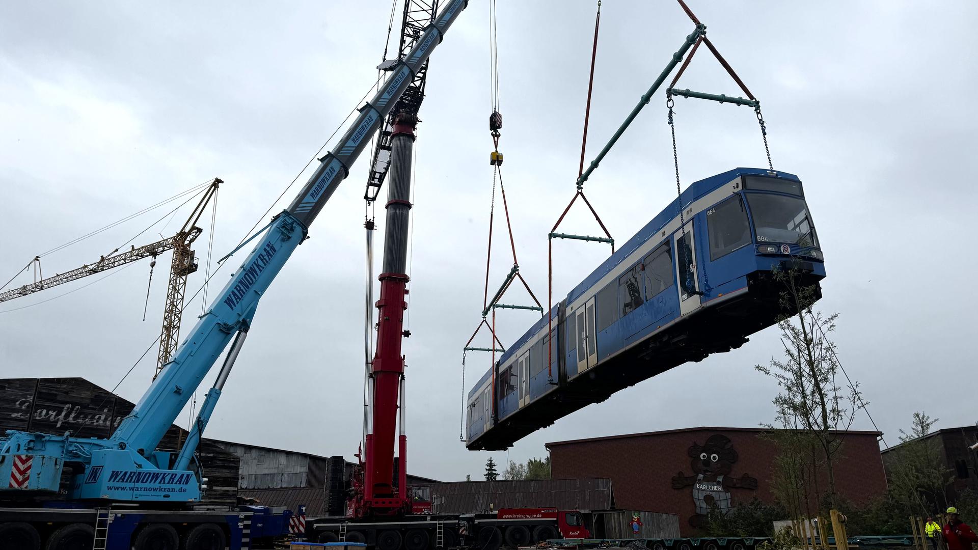 Rövershagen: Ausgemusterte Rostocker Straßenbahn verladen