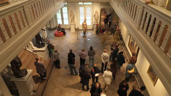Blick von oben ins Behnhaus mit Besuchern und Skulpturen