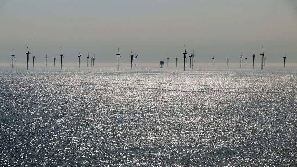 Offshore-Windenergie: Der französische Konzern Total Energies hat sich bei Helgoland eine neue Fläche für einen Windpark gesichert (Symbolfoto). | Colourbox, Astrid Gast Ein Offshore-Windpark im Meer.