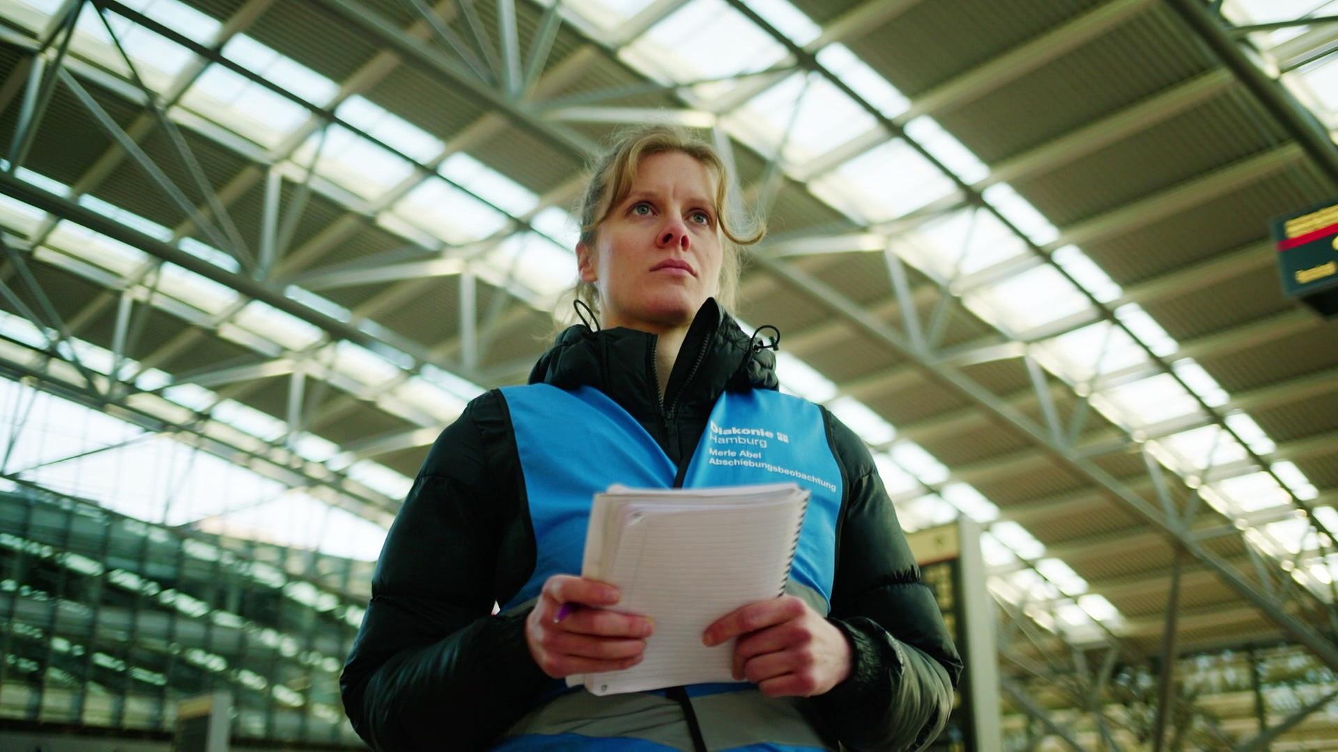 817 Menschen aus Hamburg abgeschoben: Beobachterin kritisiert unnötige Härten