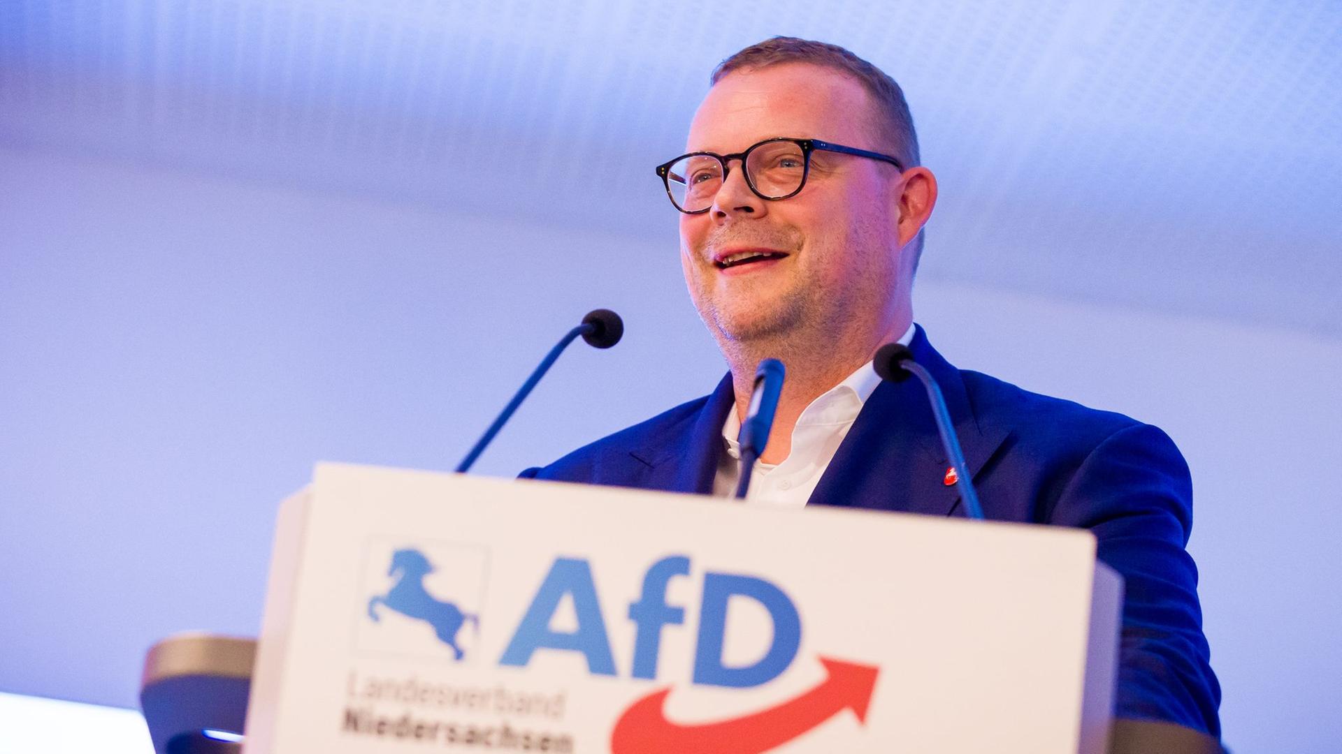 Ansgar Schledde spricht beim AfD-Landesparteitag in Dötlingen. | dpa, Moritz Frankenberg