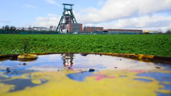 Blick auf den Schacht Konrad. | picture-alliance, Julian Stratenschulte Blick auf den Schacht Konrad.