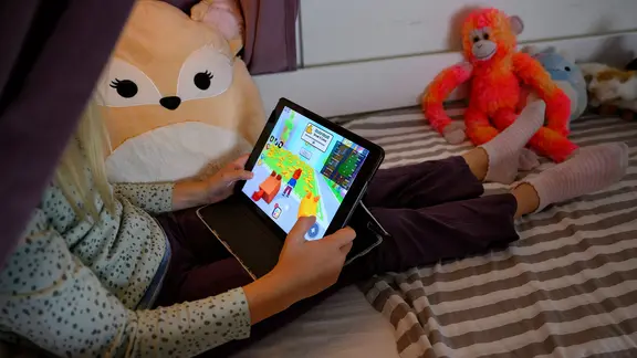 Ein junges Kind spielt das Spiel "Roblox" auf einem iPad. | IMAGO / TT/Jessica Gow, Jessica Gow Ein junges Kind spielt das Spiel "Roblox" auf einem iPad.