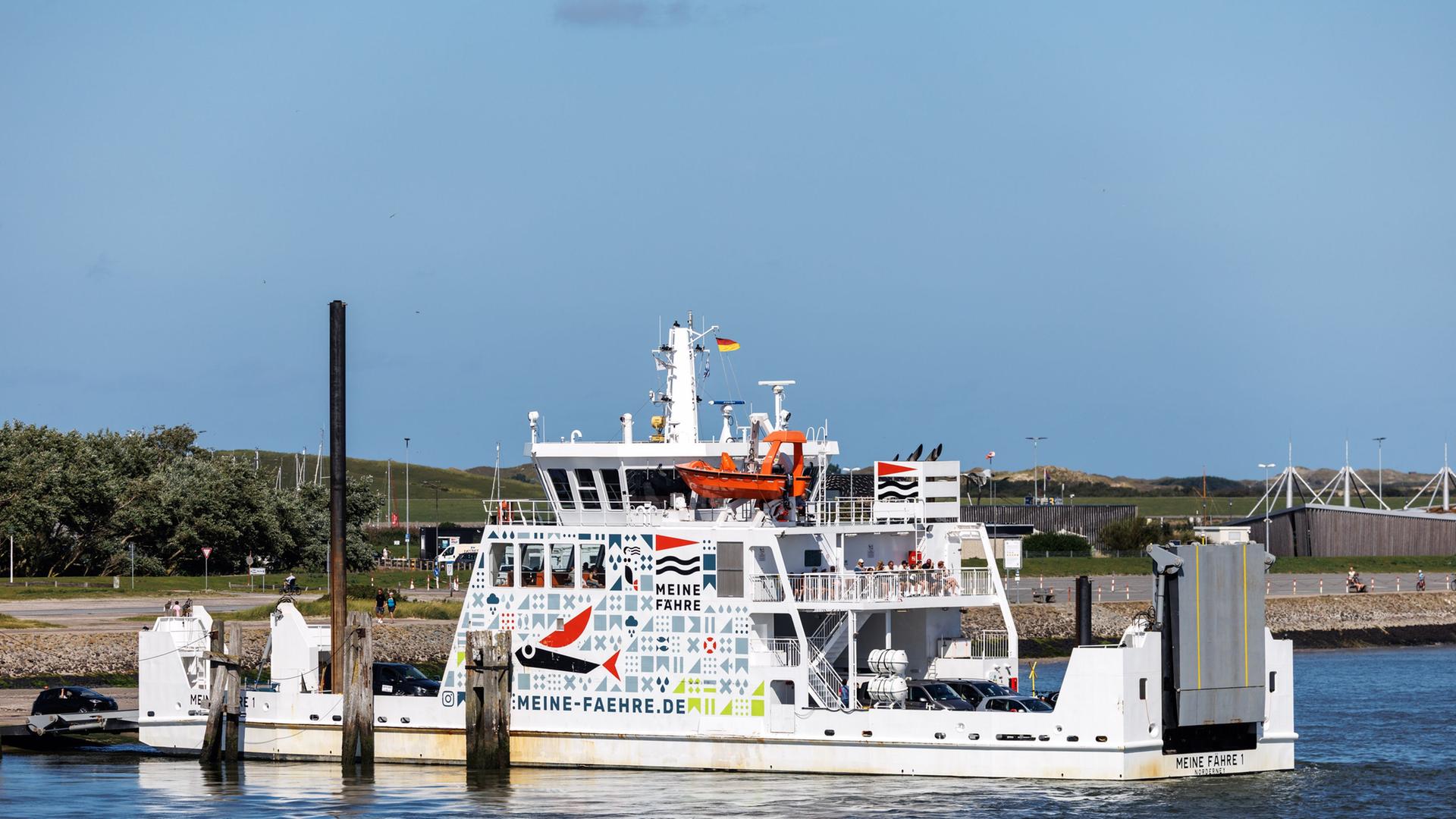 Meine Fähre vor der ostfriesischen Insel Norderney | picture alliance / dpa