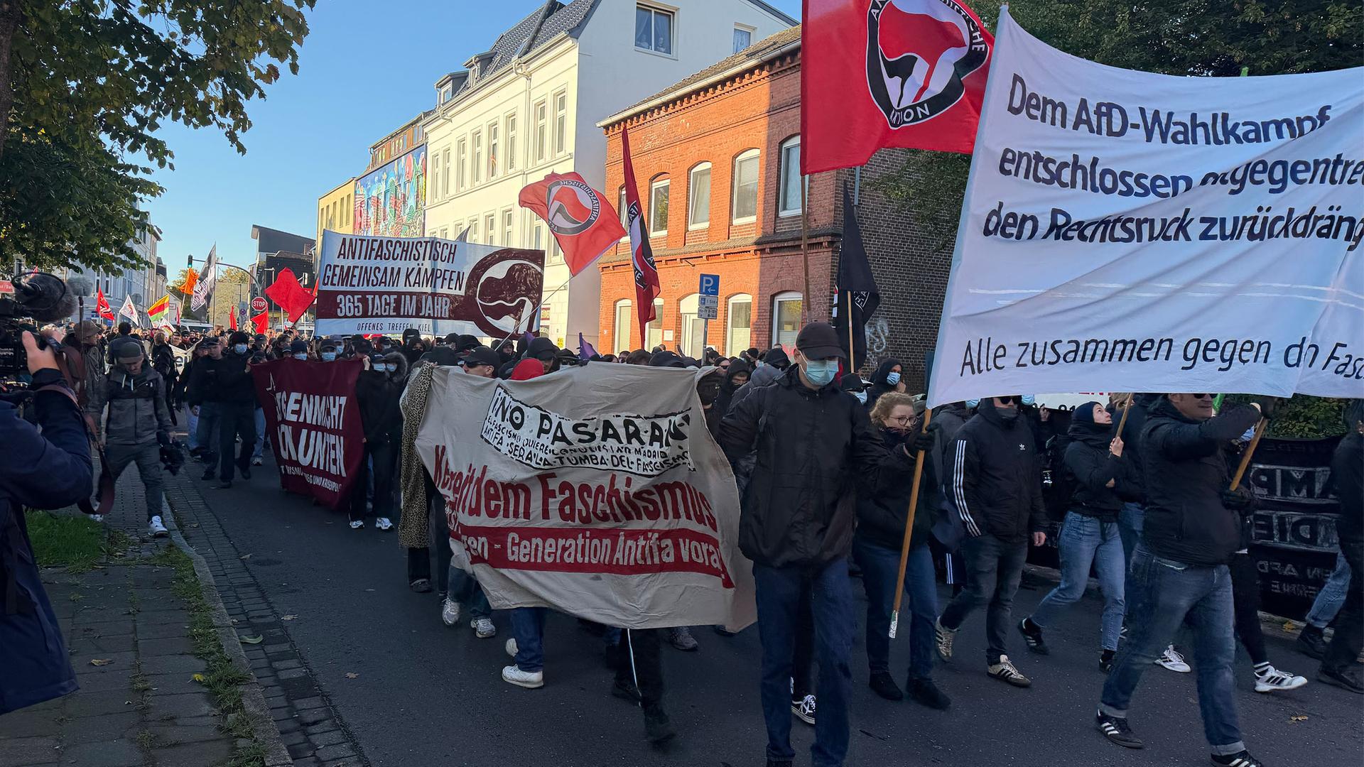 Neumünster: Rund 1.500 Menschen demonstrieren gegen AfD-Aufmarsch