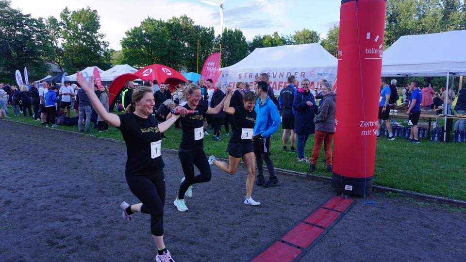 Organisiert wird der Firmenlauf von der Hochschulsportgemeinschaft der Hochschule Stralsund und der Deutsche Rentenversicherung. (Themenbild) | HOST - Hochschule Stralsund, Pressestelle Freizeitläufer kommen im Ziel an und freuen sich. Erleichterung auf den Gesichtern.