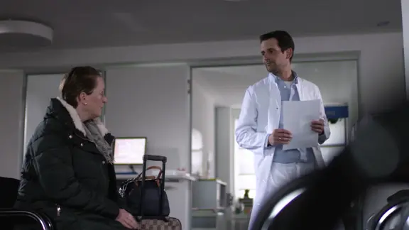 Eine Frau beim Arzt.