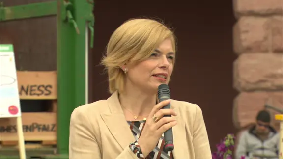 Bundesministerin Julia Klöckner hält auf einem Weinfest eine Rede.