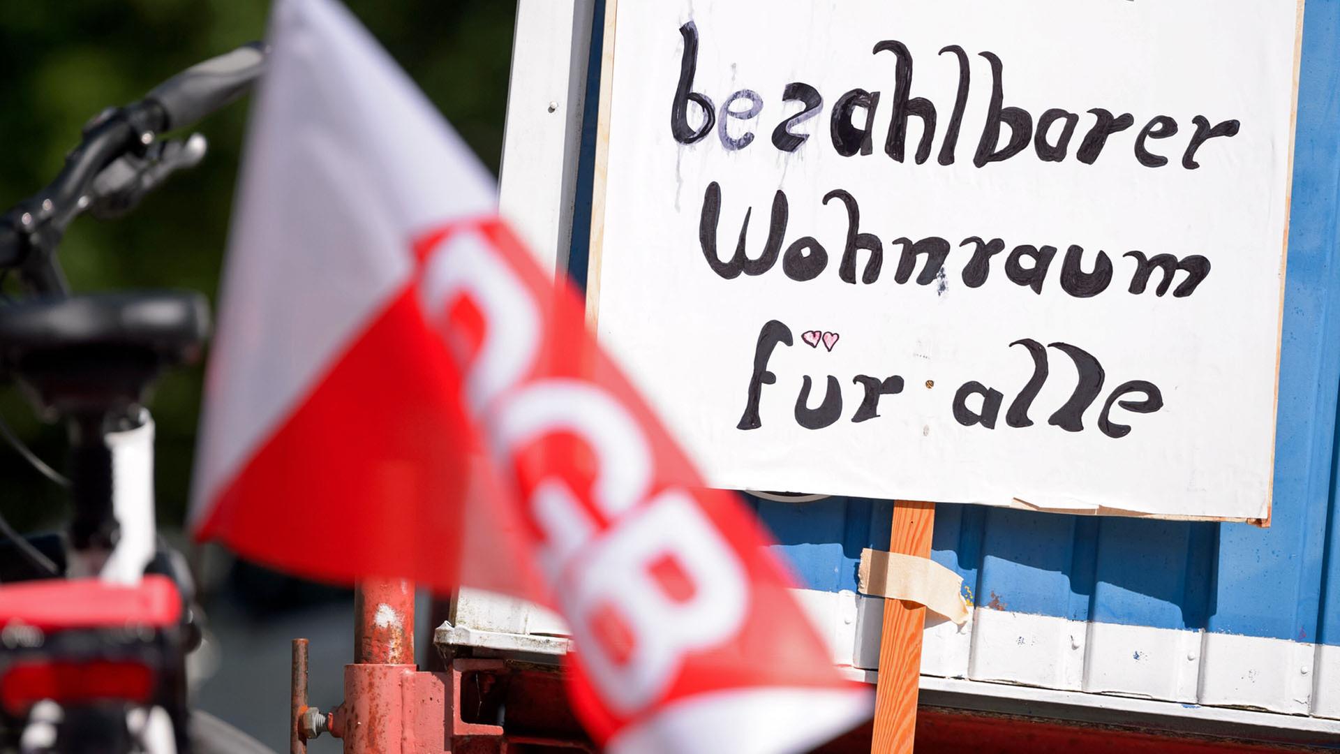 Demo gegen Sozialabbau - Protest gegen Mietenstopp-Forderung