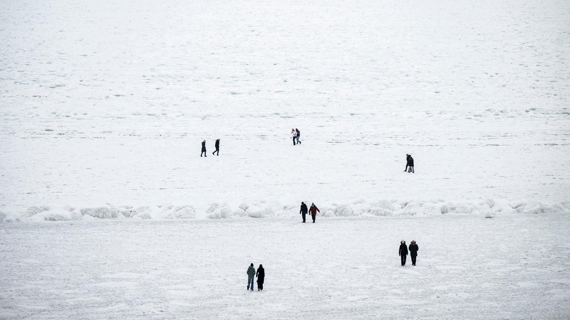 Ostsee: Mehrere Menschen in Boltenhagen ins Eis eingebrochen