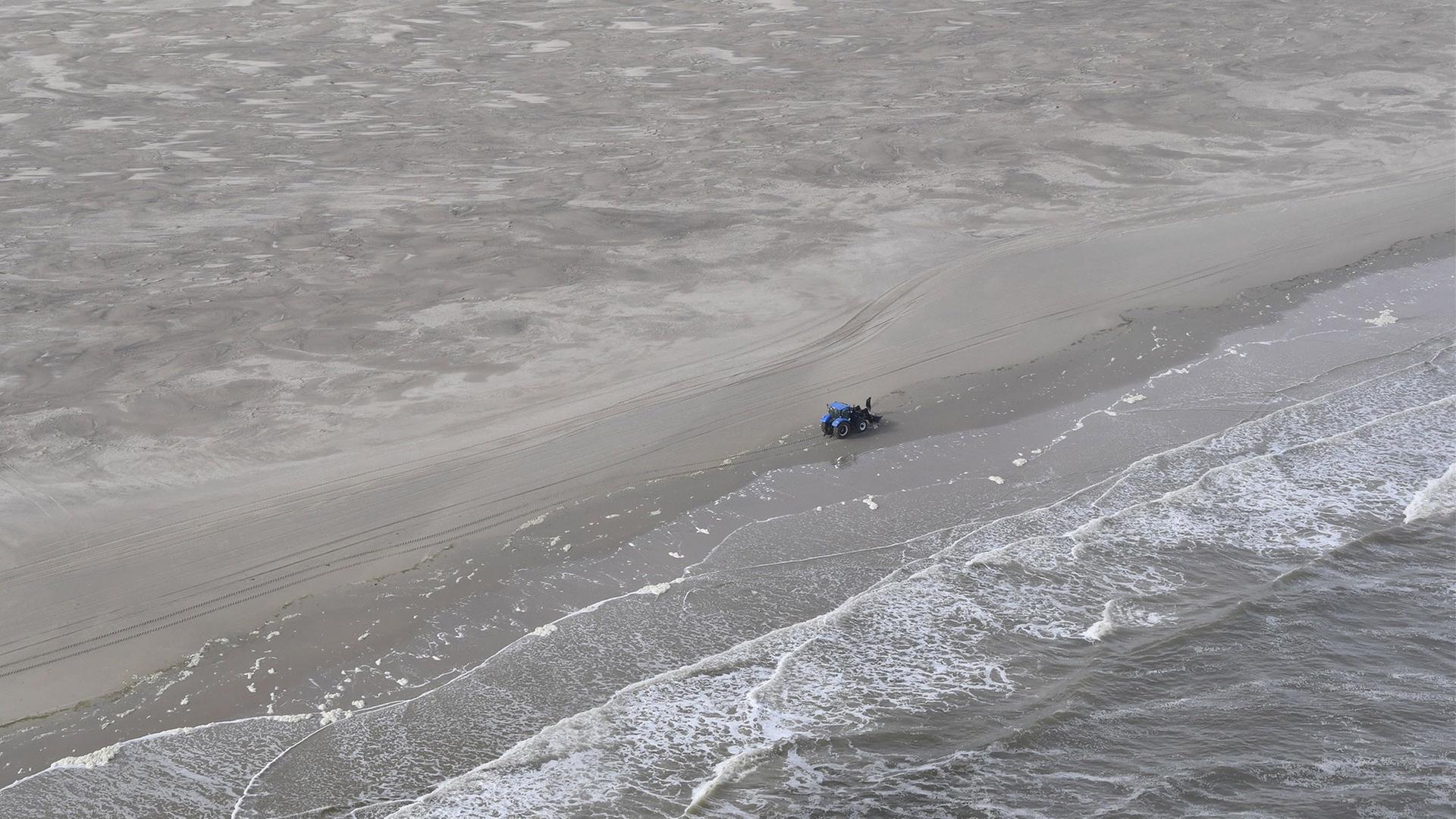 Ein Trecker fährt am Strand von Borkum. | Havariekommando