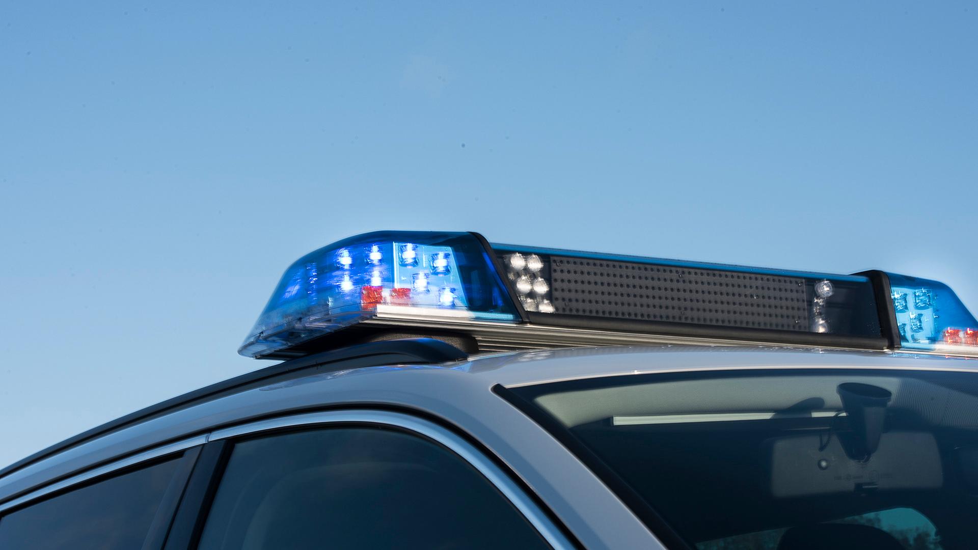 Schilder an Parteibüros in Schwerin beschädigt