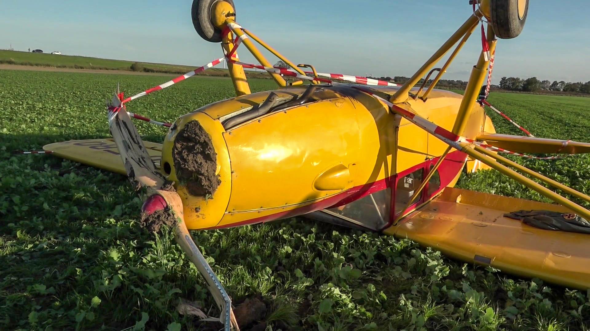 Ein Flugzeug liegt kopfüber auf einem Acker im Wangerland. | Nord-West-Media TV