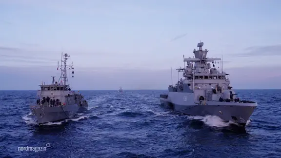 Zwei Kriegsschiffe der Deutschen Marine bei einem Manöver auf der Ostsee.