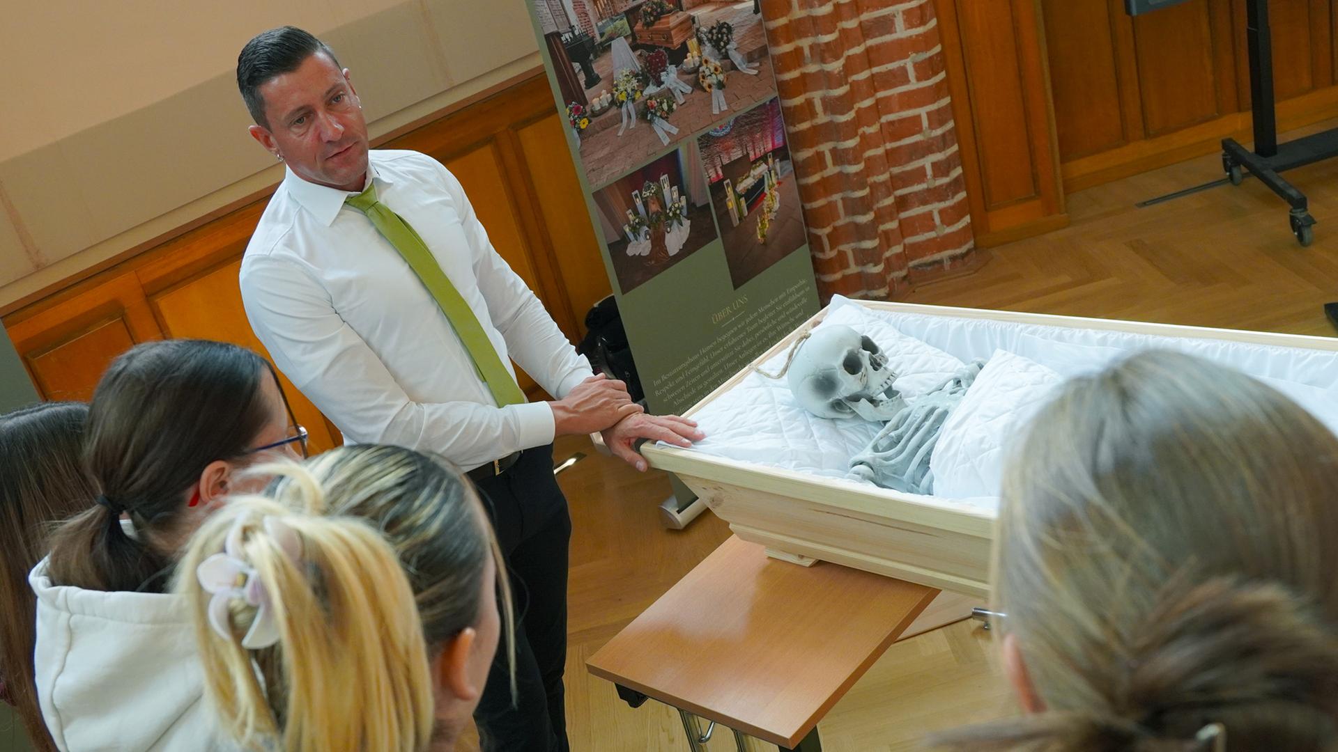 "Tag der Toten": Ungewöhnliche Nachwuchssuche in Wismar