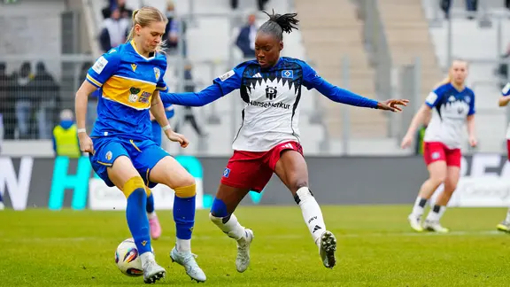 Hamburgs Magou Doucoure (r.) im Zweikampf mit Jenas Melina Reuter