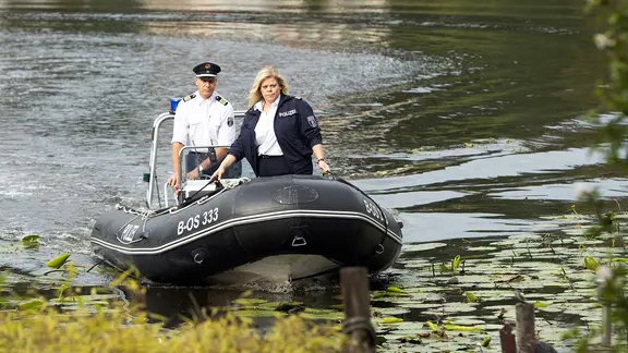 Hanna Kowollik (Marie Schöneburg, r.) und Wolf Maletzke (Christoph Grunert, l.) auf dem Weg zum Tatort.