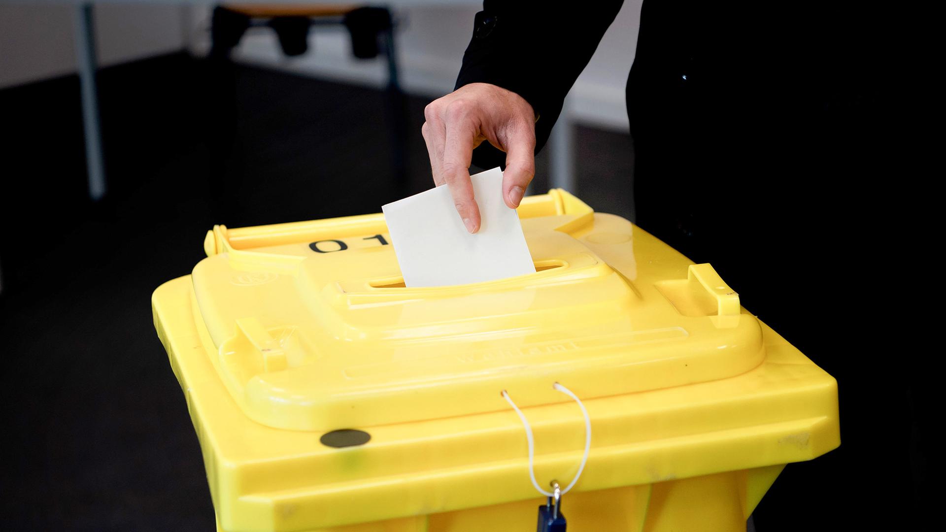 Der Oberbürgermeisterkandidat für die Grünen, Belit Onay, wirft seinen Wahlzettel in die Wahlurne in Hannover. | picture alliance/dpa, Sina Schuldt
