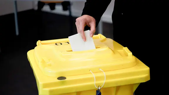 Der Oberbürgermeisterkandidat für die Grünen、Belit Onay、wirft seinen Wahlzettel in die Wahlurne en Hannover。
