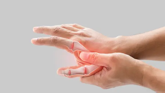 Hand mit schmerzendenden Fingern