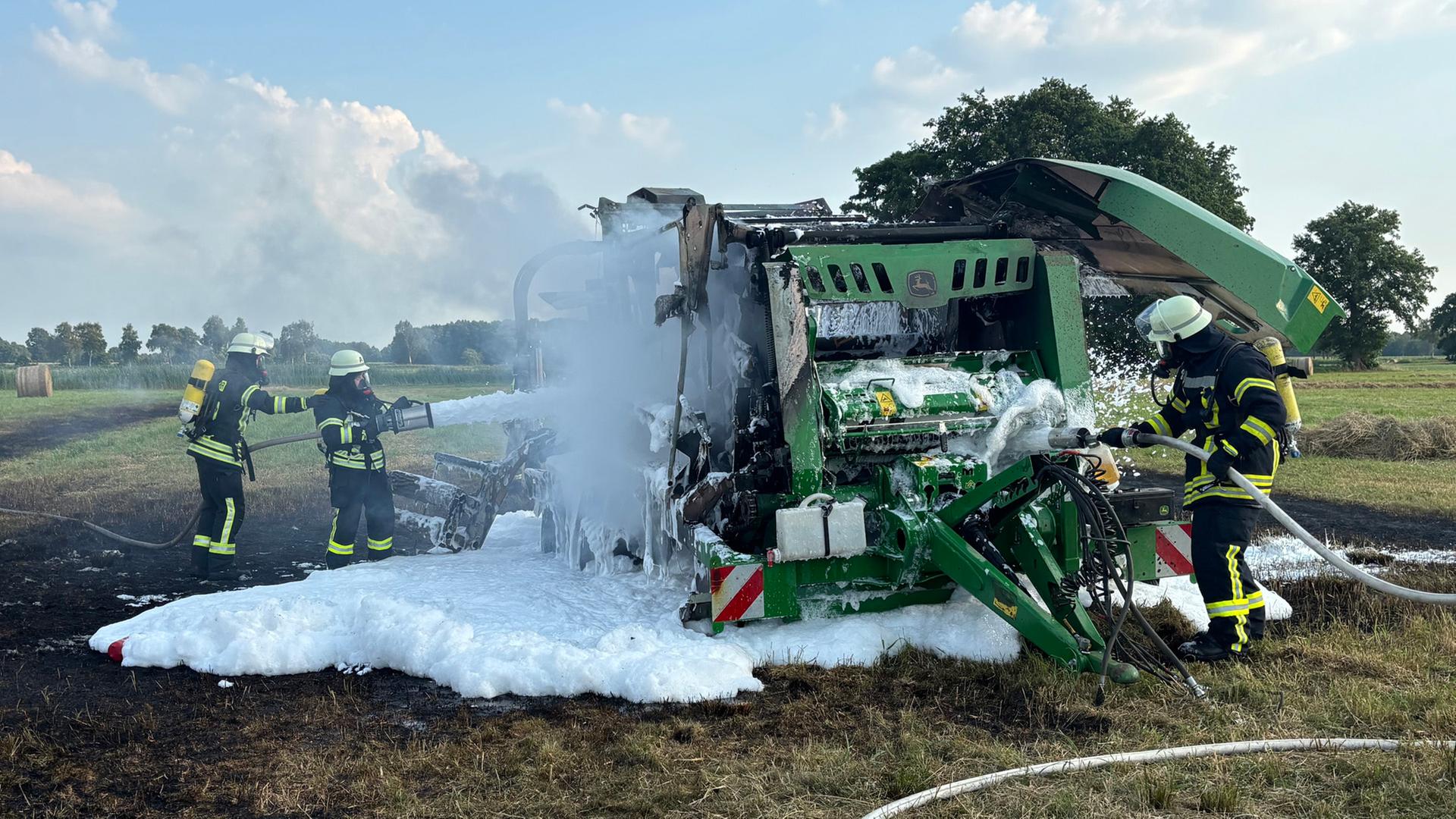 Die Feuerwehr löscht eine Maschine mit Löschschaum. | Kreisfeuerwehr Rotenburg (Wümme)