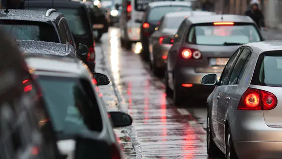 Autos im Stau zur Hauptverkehrszeit | panthermedia_Madrabothair Stau
