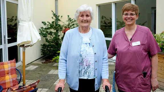 Betreuerin Jana Kroll-Cabrera verhindert Stürze der 92-jährigen Gerda Zielenski. Die Bewohner sollen möglichst aktiv bleiben.