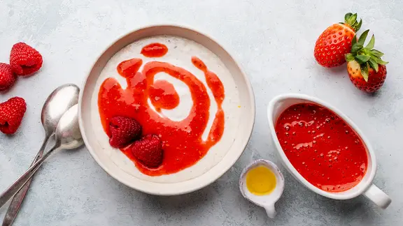 Eine Schale mit einem Joghurt-Hirsebrei ud einem roten Beerenmus. | NDR, Claudia Timmann Eine Schale mit einem Joghurt-Hirsebrei ud einem roten Beerenmus.