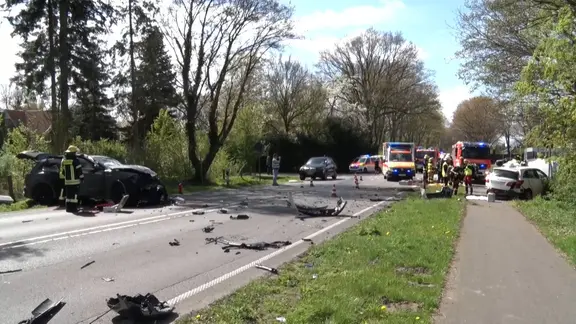Ein zerstörter Pkw steht nach einem Unfall an einer Straße.