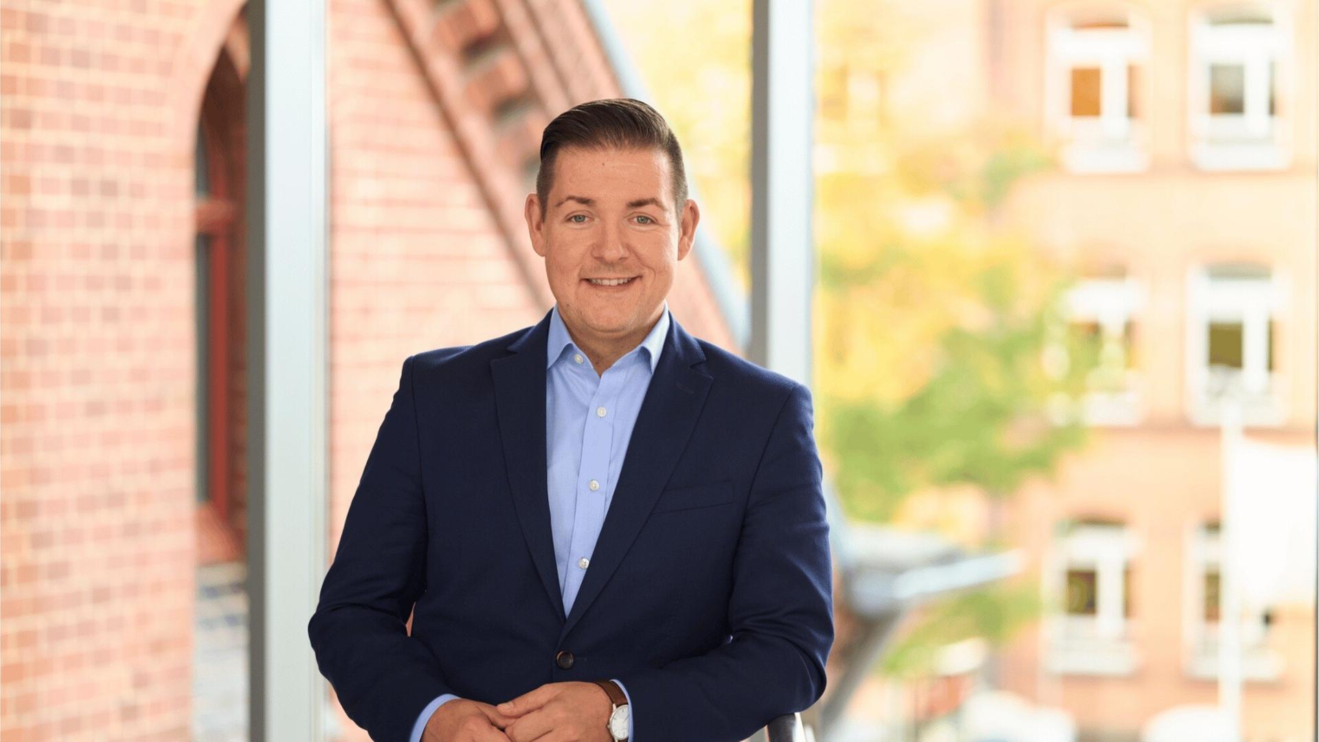 Göttingens Landrat Marcel Riethig (SPD) lächelt für ein Foto in die Kamera des Fotografen (undatierte Aufnahme). | picture alliance/dpa/Landkreis Göttingen