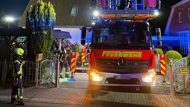 Feuerwehr im Einsatz an einem Haus in Rellingen nach einem Blitzschlag in der Nacht.