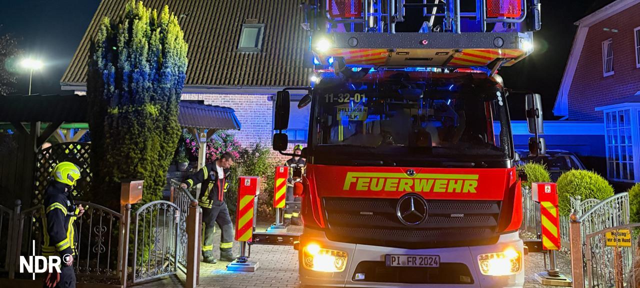 Feuerwehr im Einsatz an einem Haus in Rellingen nach einem Blitzschlag in der Nacht. | Freiwillige Feuerwehr Rellingen Feuerwehr im Einsatz an einem Haus in Rellingen nach einem Blitzschlag in der Nacht.