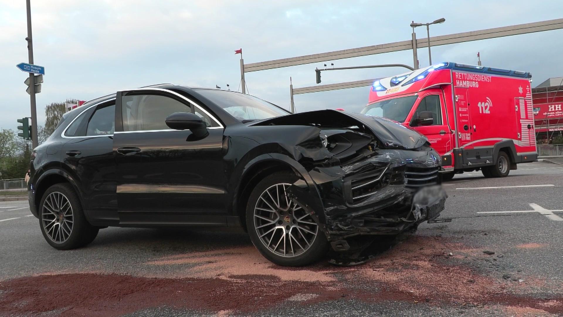 Ein demoliertes Auto steht auf einer Straße. | News5
