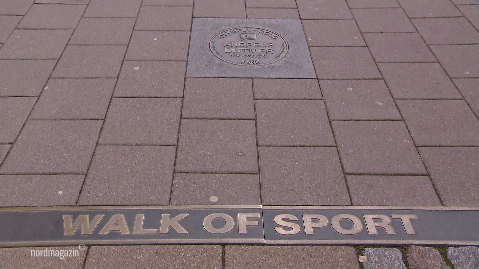 Trotz Kritik: Ehrung von Sportlerinnen Krabbe und Breuer in Neubrandenburg