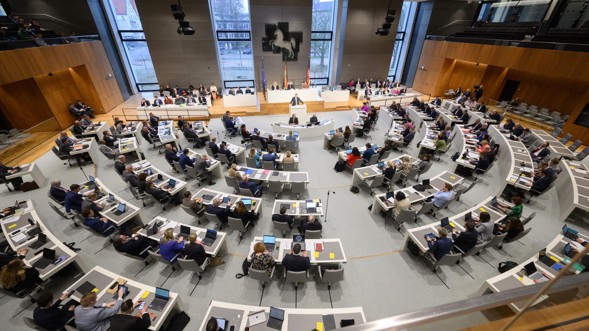 Abgeordnete sitzen im Niedersächsischen Landtag | picture alliance/dpa, Julian Stratenschulte
