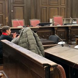 Ein wegen Mordes angeklagter 54-Jähriger sitzt am Tag der Urteilsverkündung mit einer Jacke über den Kopf im Gericht in Hamburg.