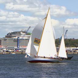 Zwei kleinere Segelyachten sind auf der Kieler Förde am Tag der Eröffnung der Kielwer Woche 2022 unterwegs.