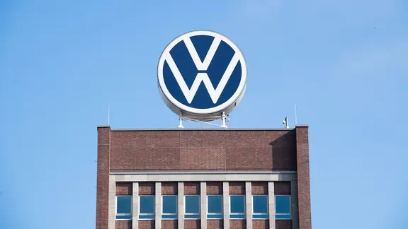 Blick auf das VW-Markenhochhaus in Wolfsburg.