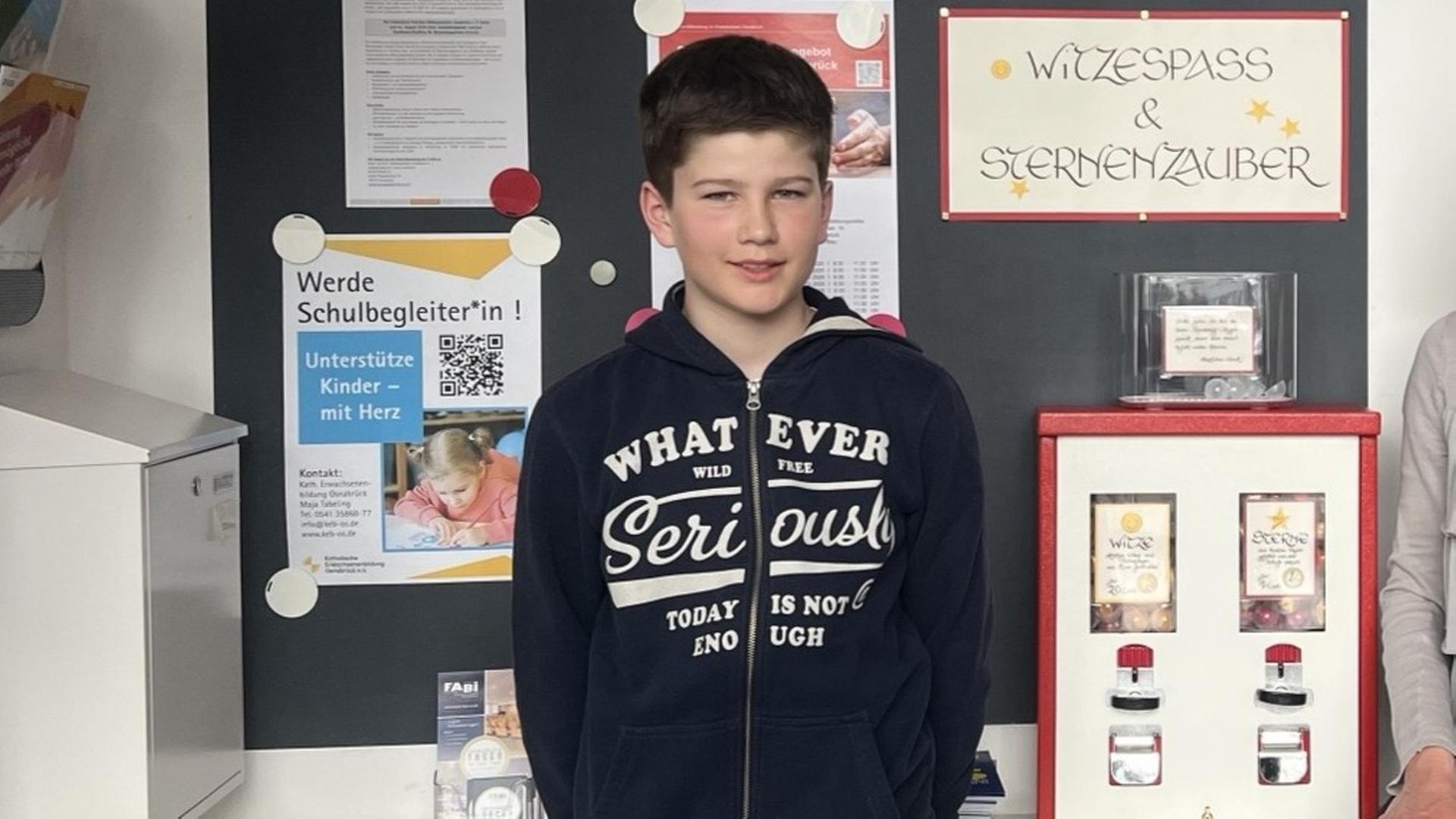 Der 13-jährige Julius Knoll neben seinem Witzeautomaten. | NDR, Ina Heidemann