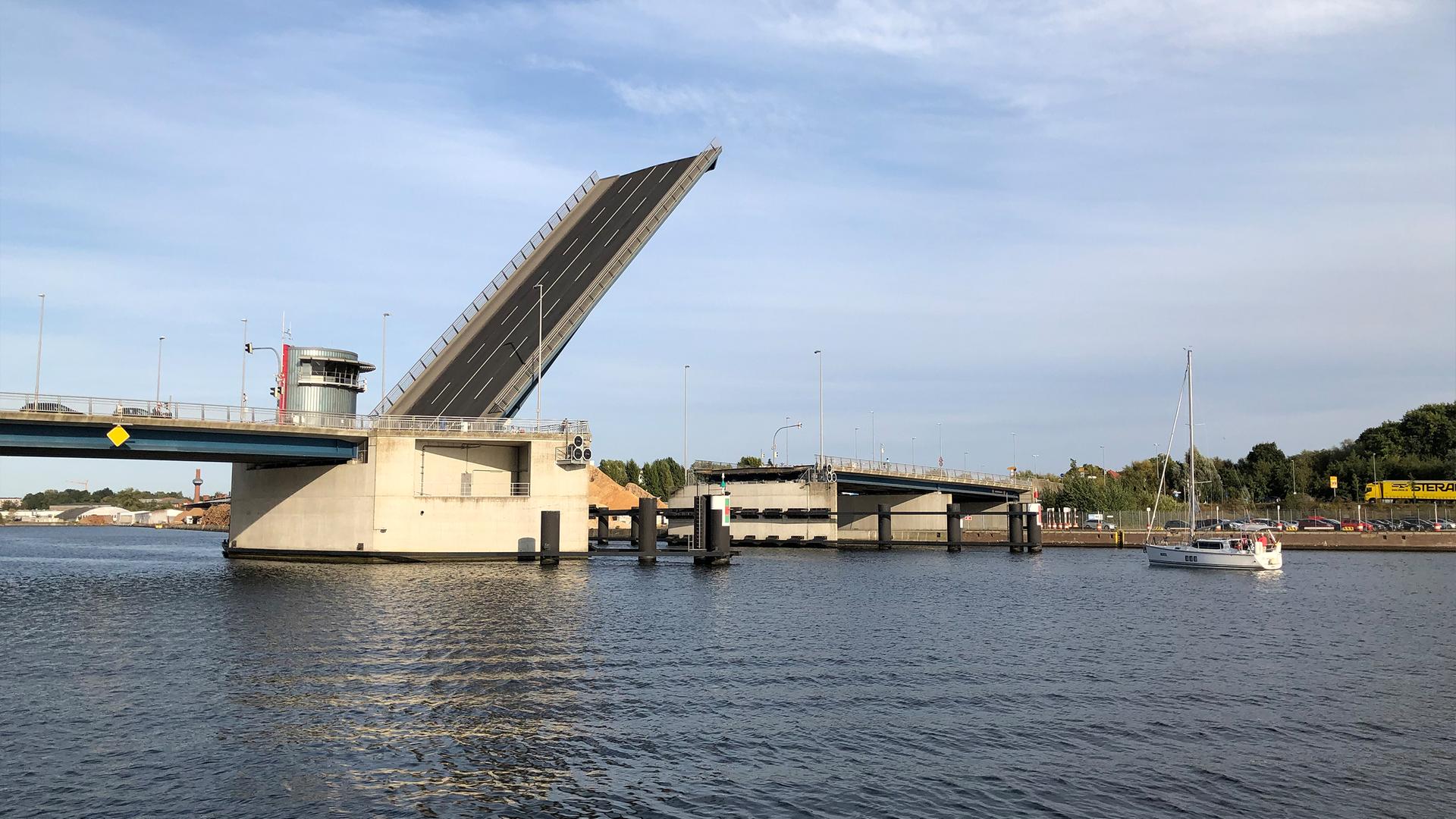 Die hochgeklappte Eric-Warburg-Brücke in Lübeck an einem sonnigen Tag. | Hansestadt Lübeck