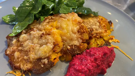 Smashed Potatoes mit Rote Bete Dip und Spinatsalat auf einem Teller angerichtet. | NDR Smashed Potatoes mit Rote Bete Dip und Spinatsalat auf einem Teller angerichtet.
