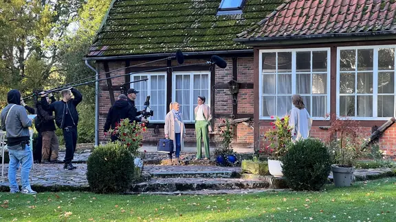 Für die Serie gibt es eine Szene vor einem Anwesen Für die Serie gibt es eine Szene vor einem Anwesen