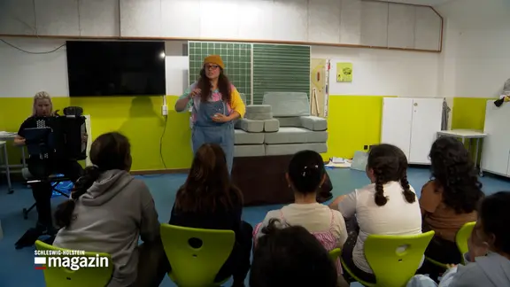 Kinder schauen im Klassenraum eine Oper